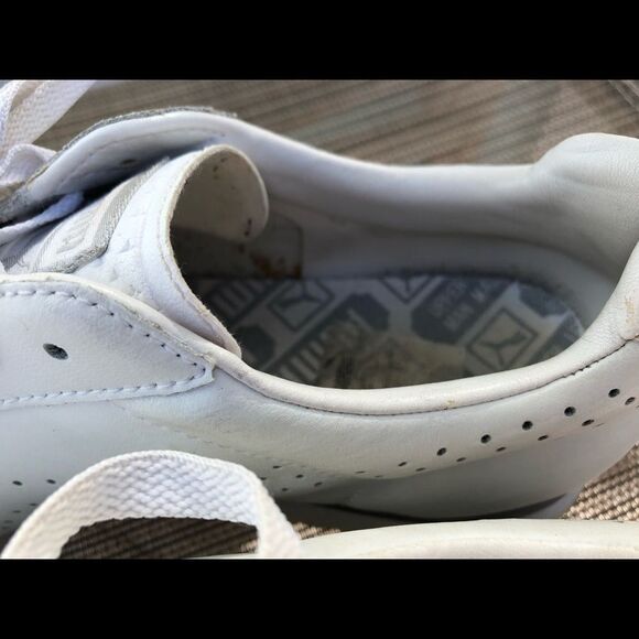 Beautiful sneakers by Puma in size 71/2 - Picture 3 of 8